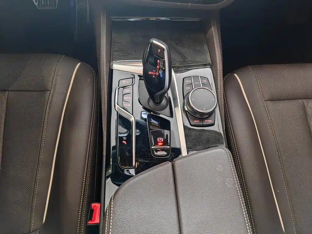 BMW 5 Series — миниатюра 12