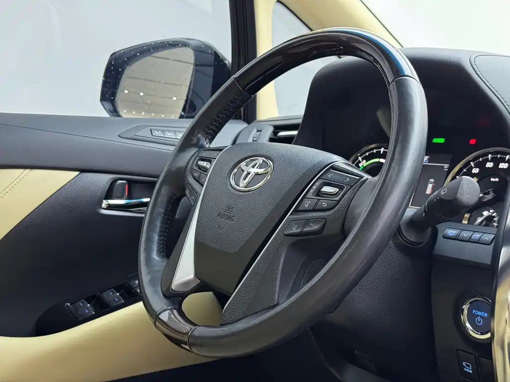 Toyota Alphard — миниатюра 14