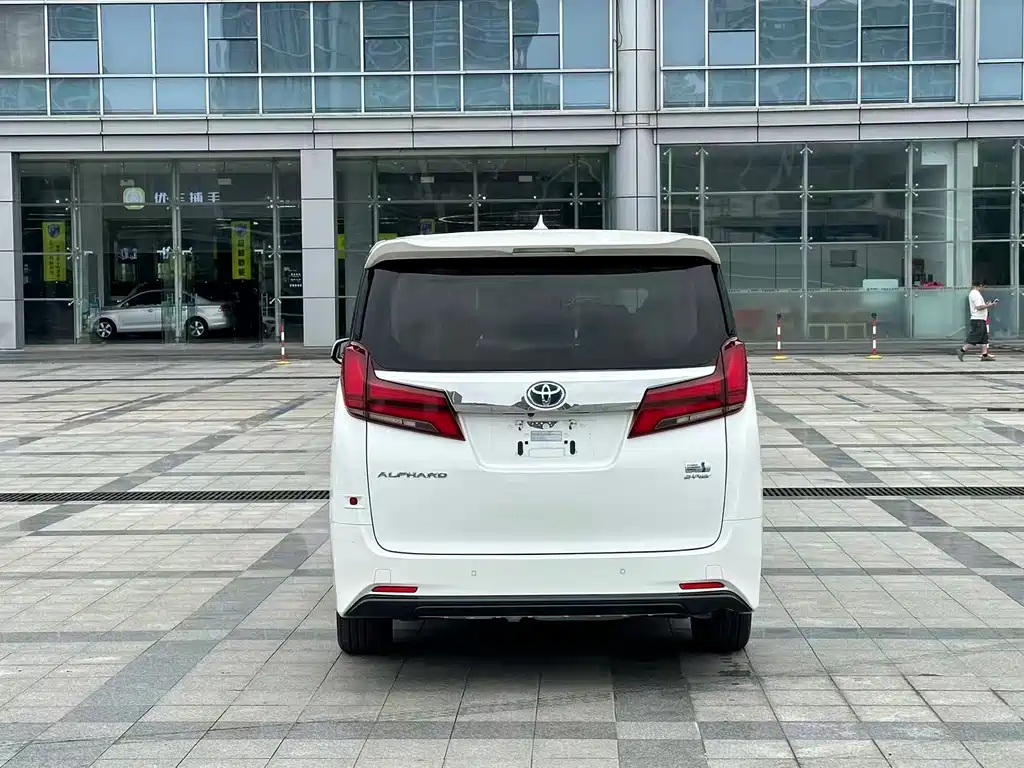 Toyota Alphard — миниатюра 6