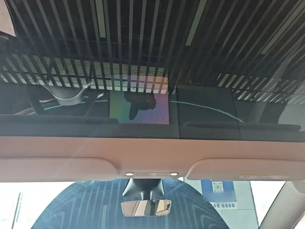 Tesla Model Y — миниатюра 18