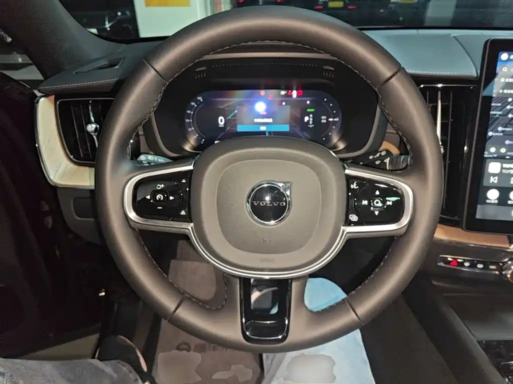 Volvo XC60 PHEV — миниатюра 11
