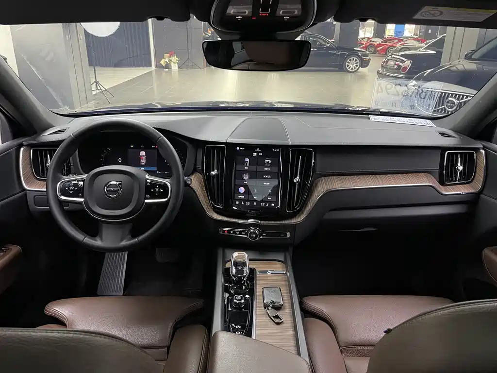 Volvo XC60 2023 B5 Luxury