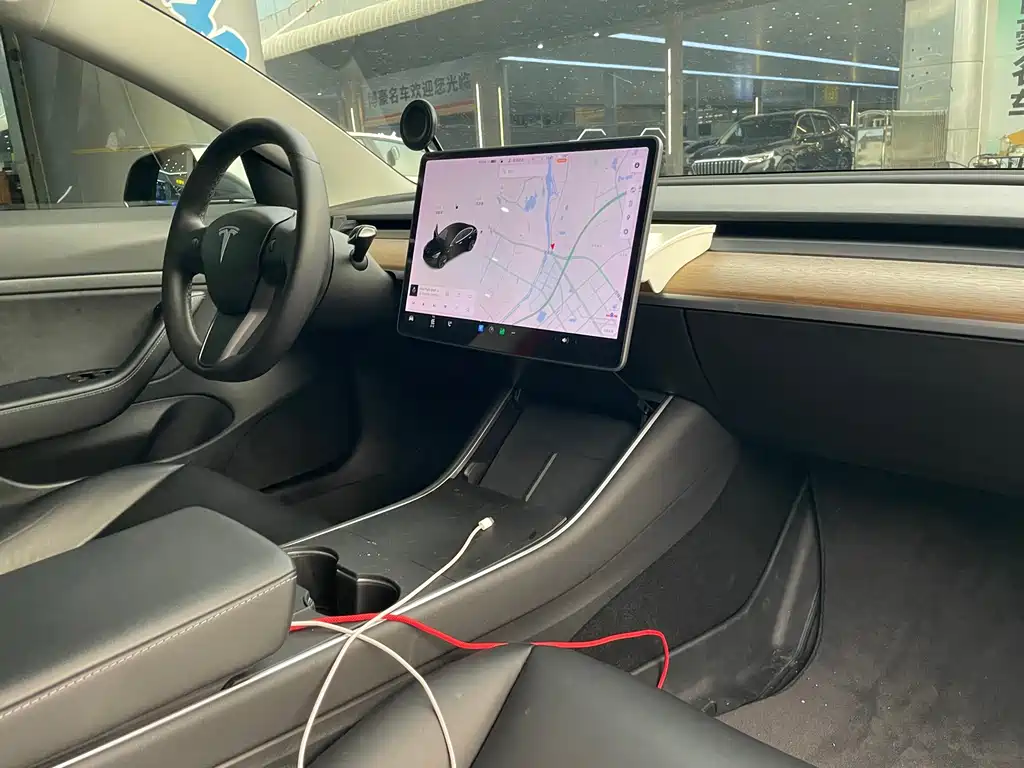 Tesla Model 3 — миниатюра 11