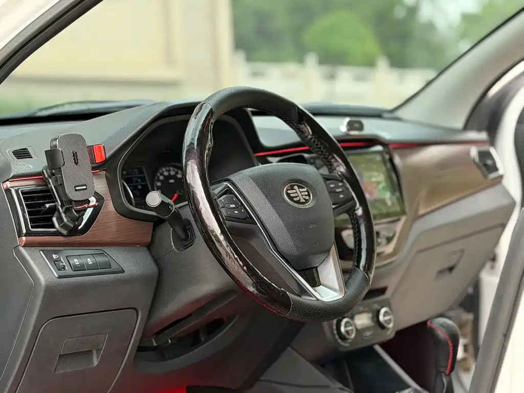 FAW R7 2018 R7C 1.6L MT Luxury