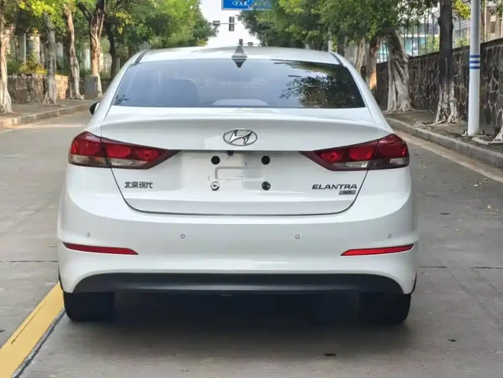 Hyundai Elantra — миниатюра 8