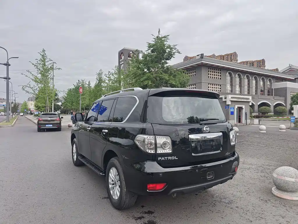 Nissan Patrol — миниатюра 6