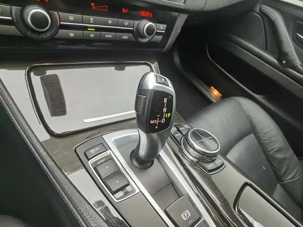 BMW 5 Series — миниатюра 13