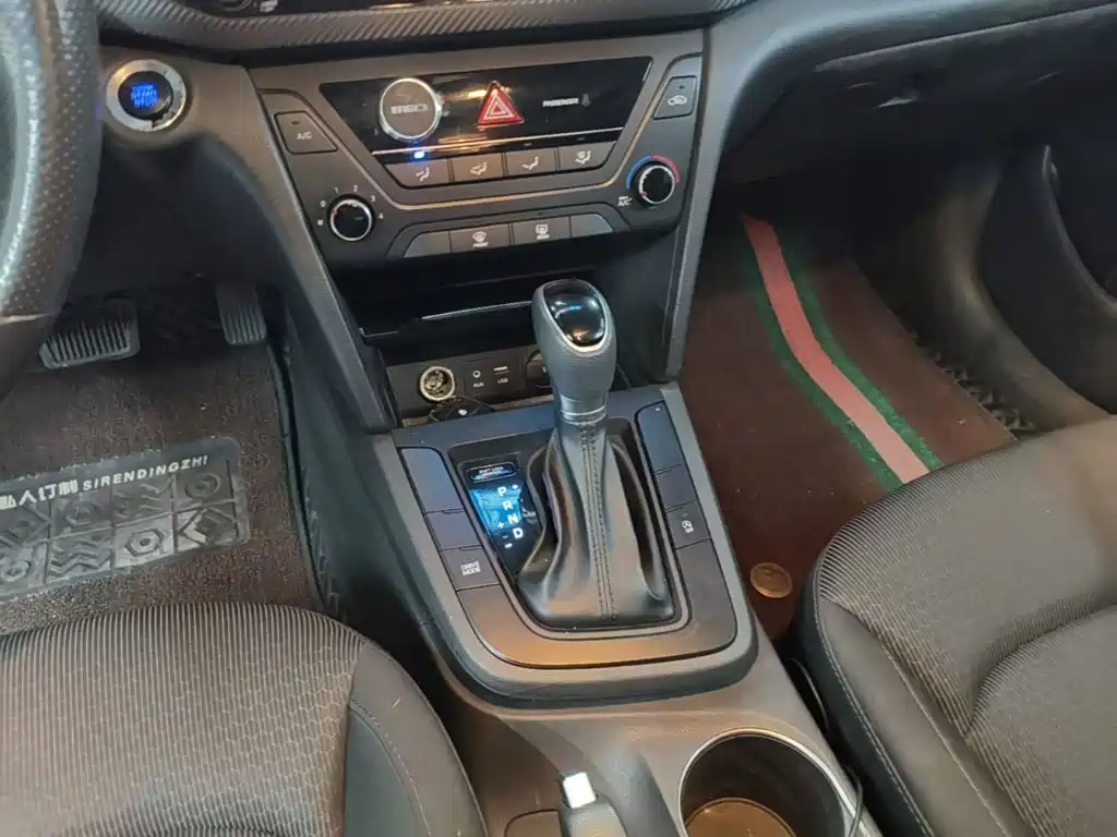 Hyundai Elantra — миниатюра 14