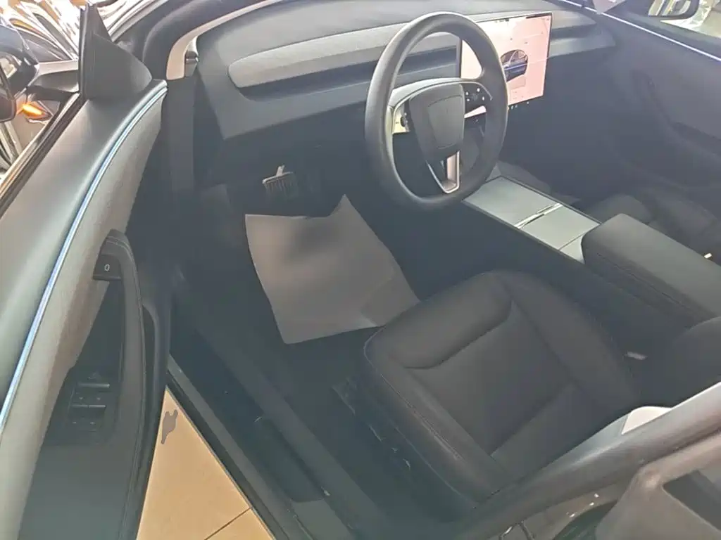 Tesla Model 3 — миниатюра 16