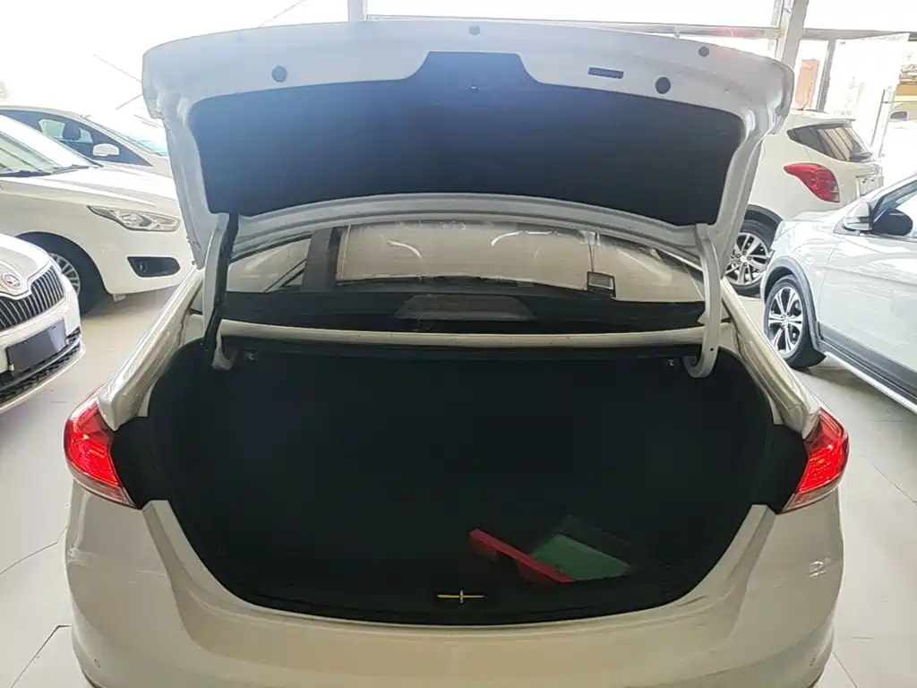 Hyundai Elantra — миниатюра 19