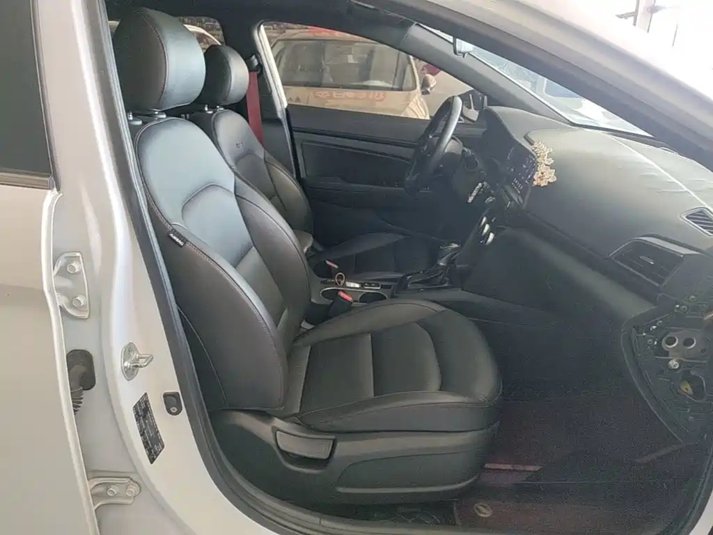 Hyundai Elantra — миниатюра 25