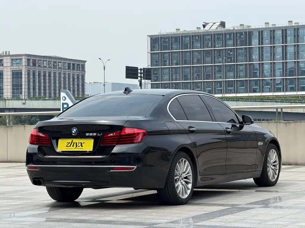 BMW 5 Series — миниатюра 7