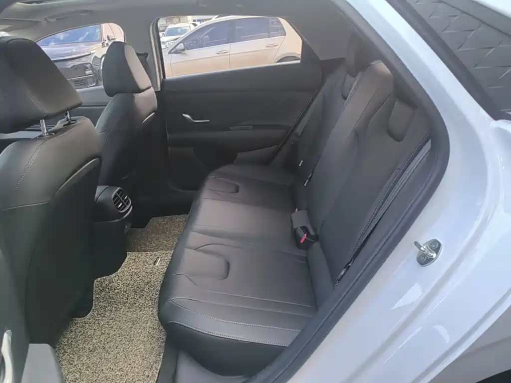 Hyundai Elantra — миниатюра 17