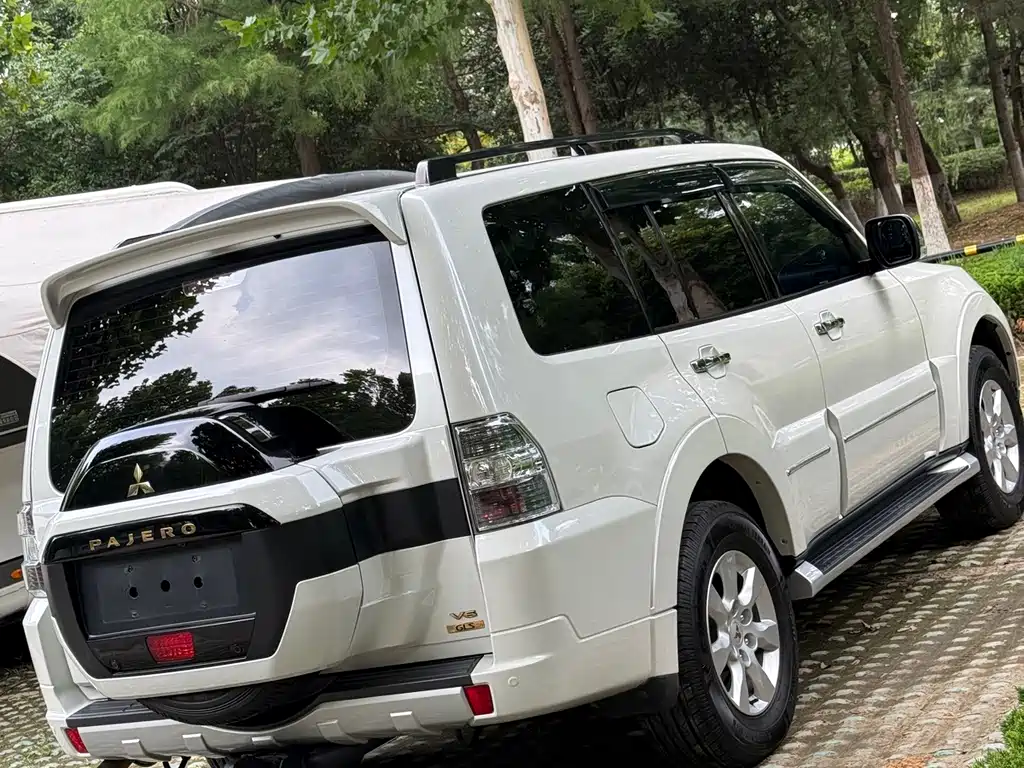 Mitsubishi Pajero (Import) — миниатюра 5
