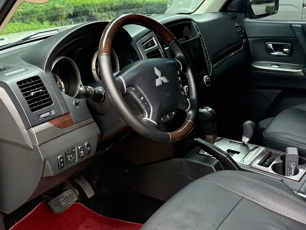 Mitsubishi Pajero (Import) — миниатюра 10