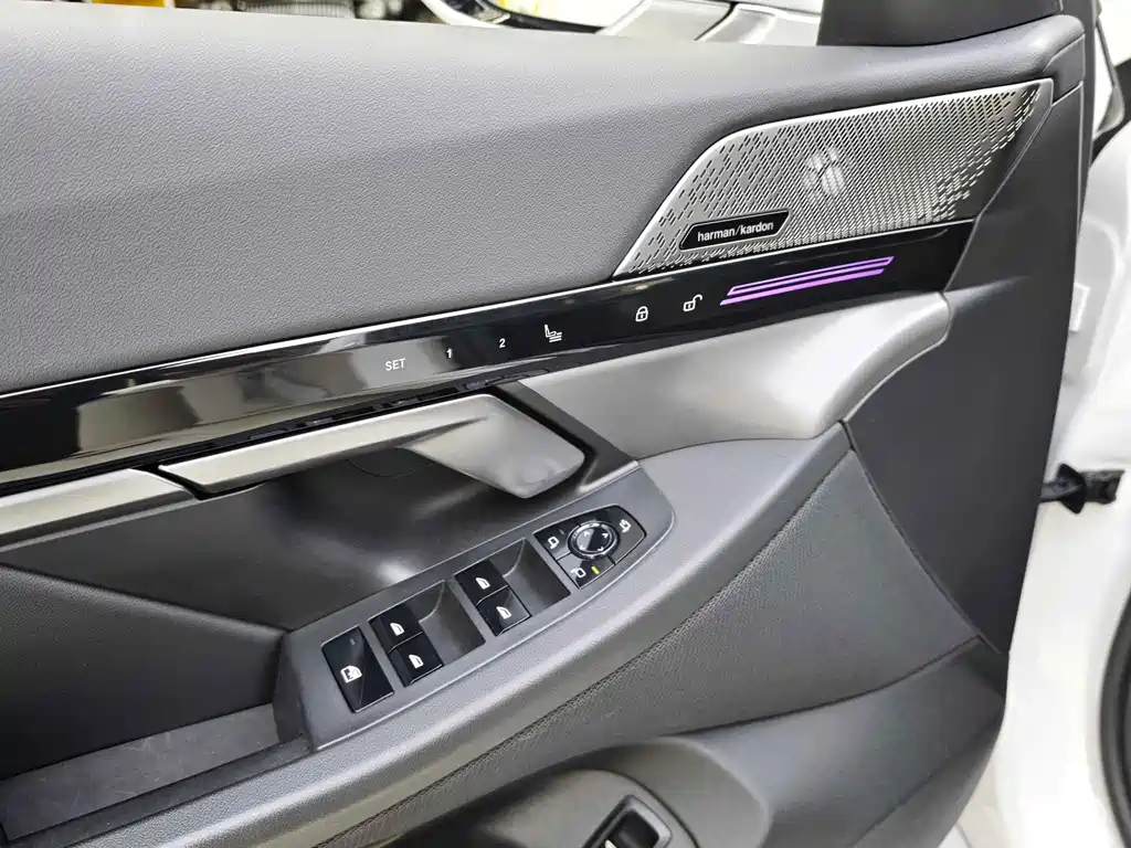 BMW 5 Series — миниатюра 16