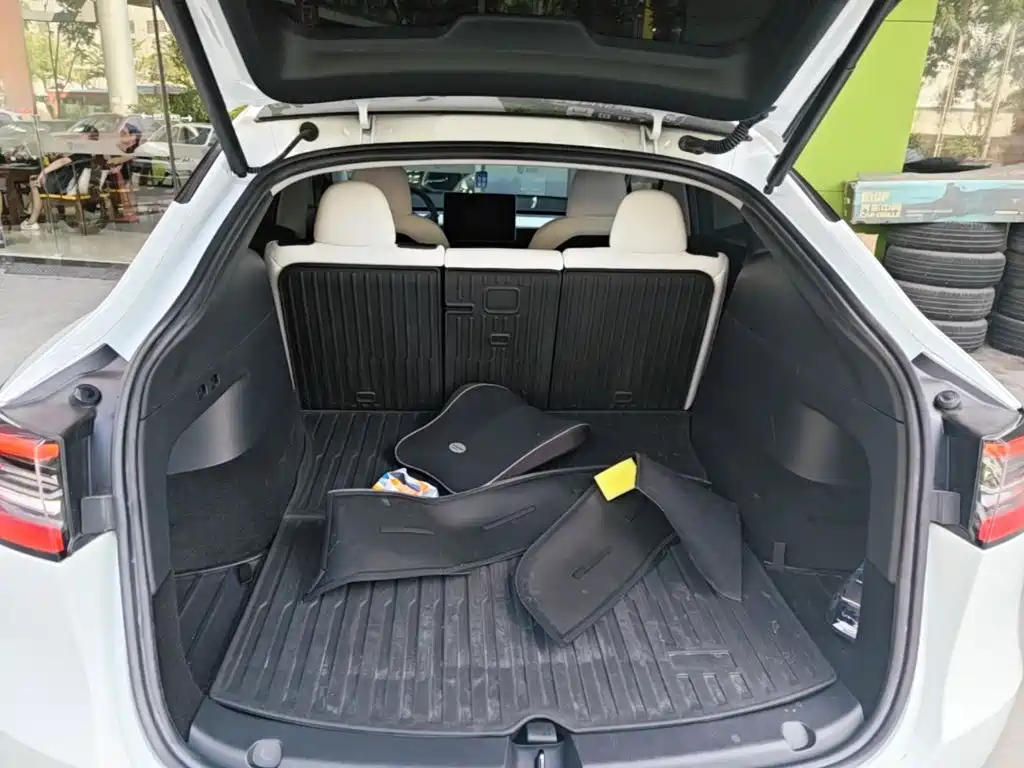 Tesla Model Y — миниатюра 19