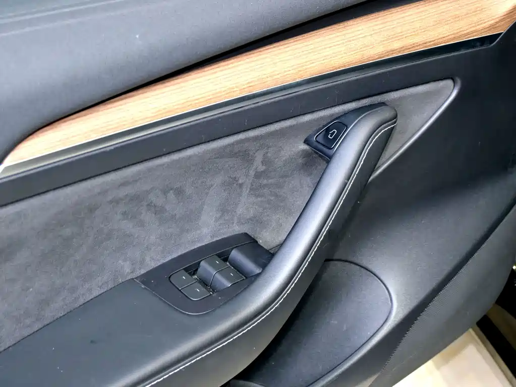 Tesla Model 3 — миниатюра 15