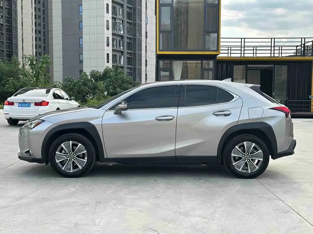 Lexus UX New Energy — миниатюра 7
