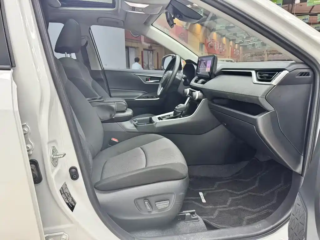Toyota RAV4 — миниатюра 6