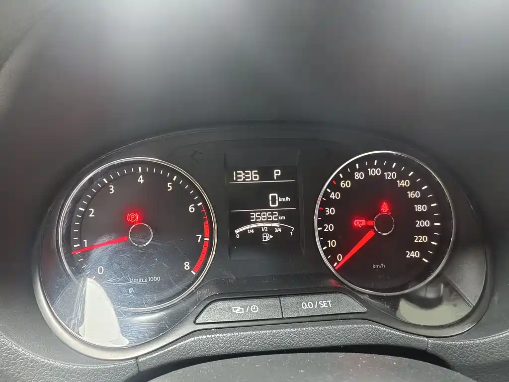 Volkswagen Polo 2014 1.6L AT Luxury