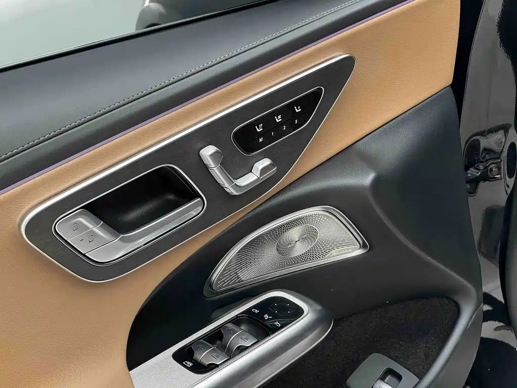 Mercedes-Benz E-Class — миниатюра 11