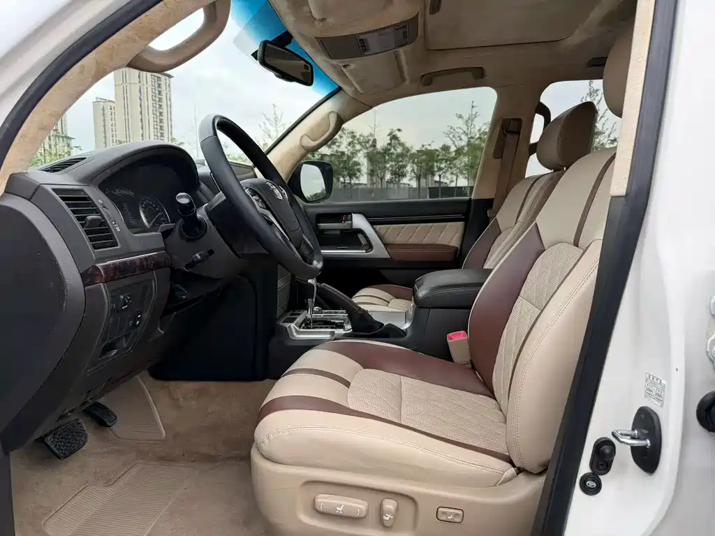 Toyota Land Cruiser 2010 4.0L AT VX