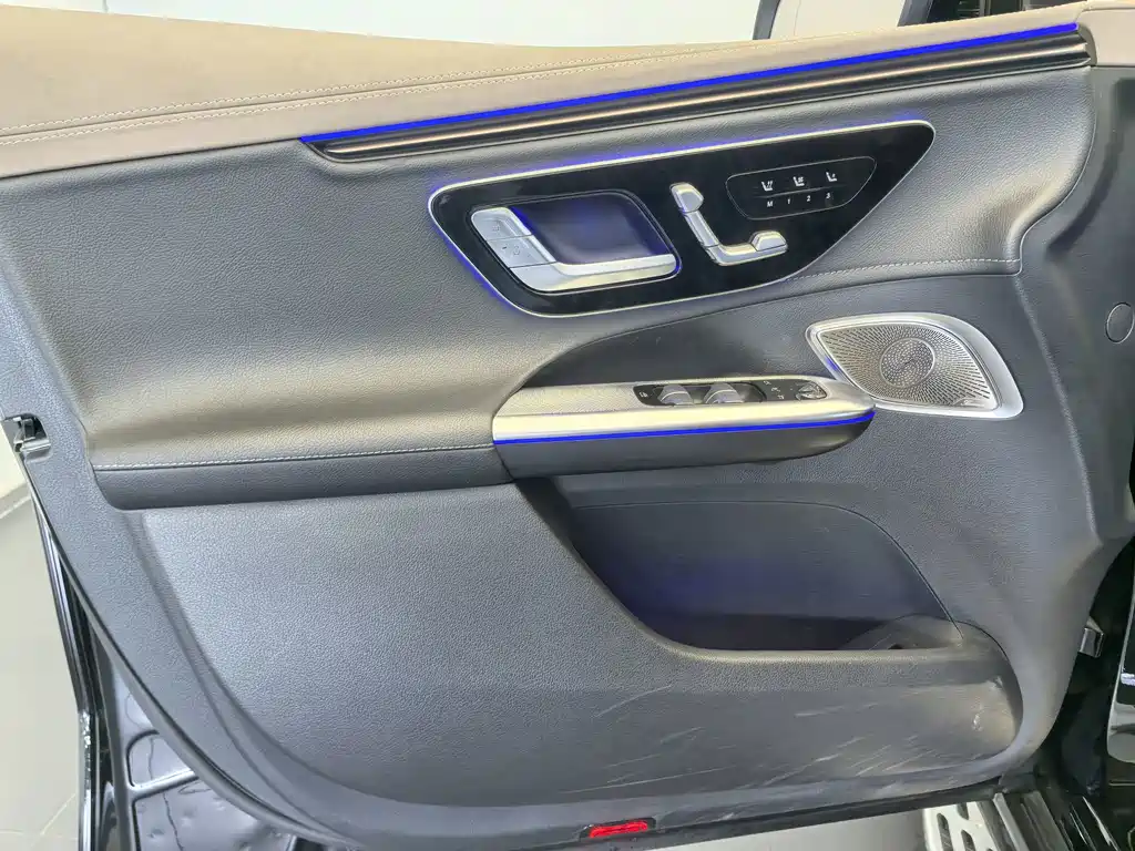 Mercedes-Benz EQE SUV — миниатюра 15