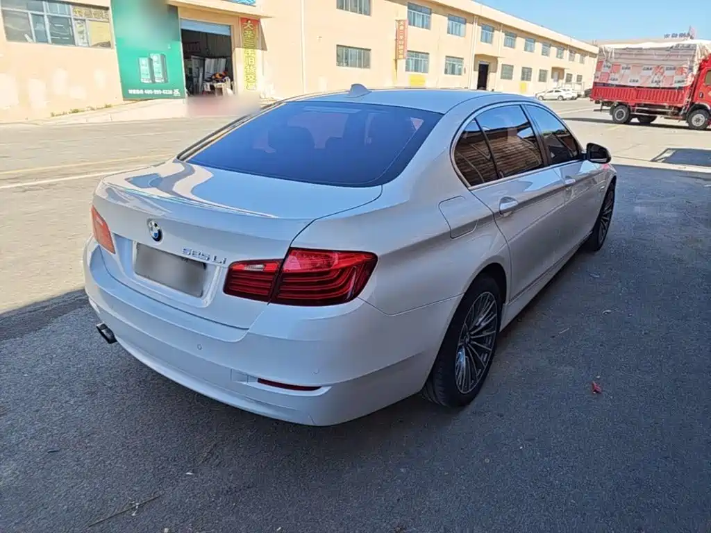 BMW 5 Series — миниатюра 7