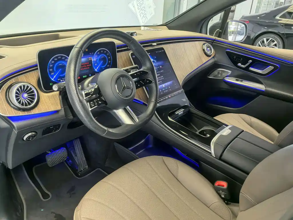 Mercedes-Benz EQE SUV — миниатюра 11