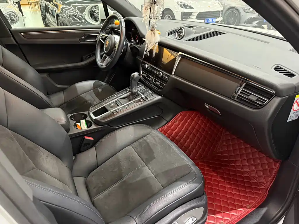 PORSCHE MACAN
