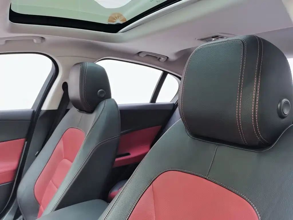 Jaguar XE — миниатюра 6