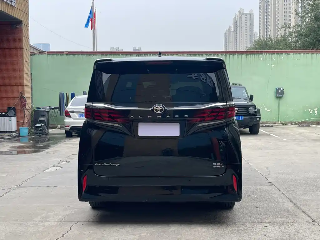 Toyota Alphard — миниатюра 5