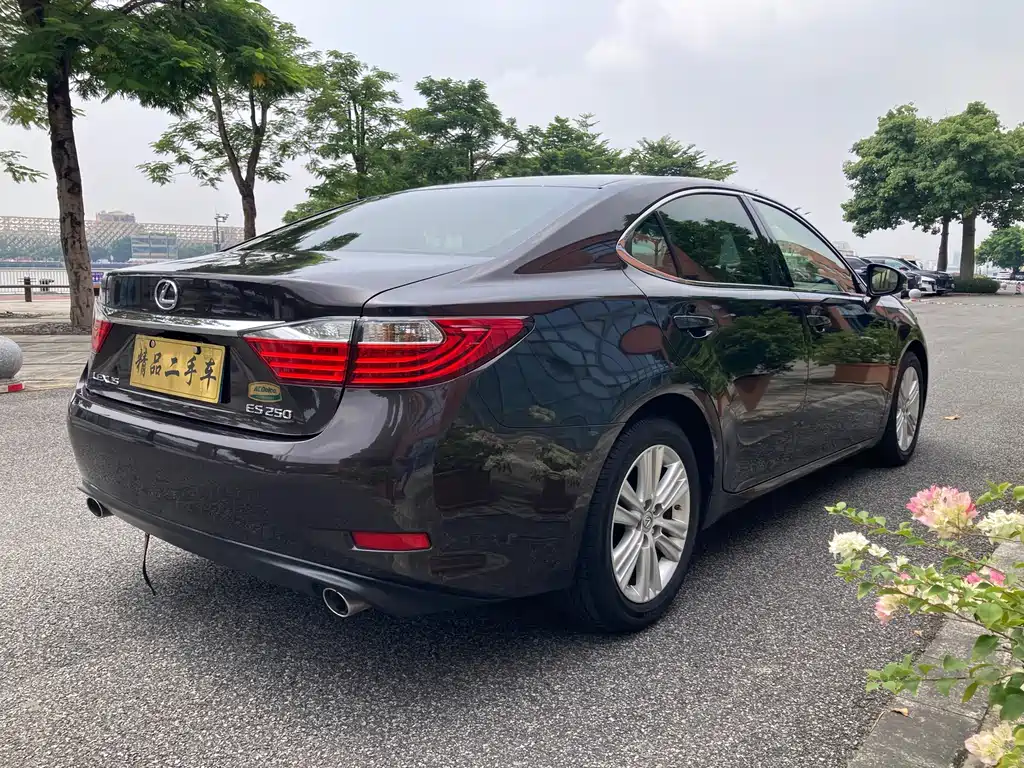 Lexus ES — миниатюра 7