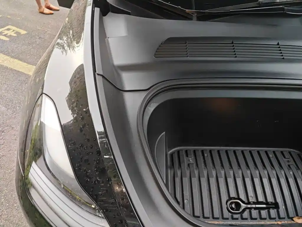 Tesla Model Y — миниатюра 18