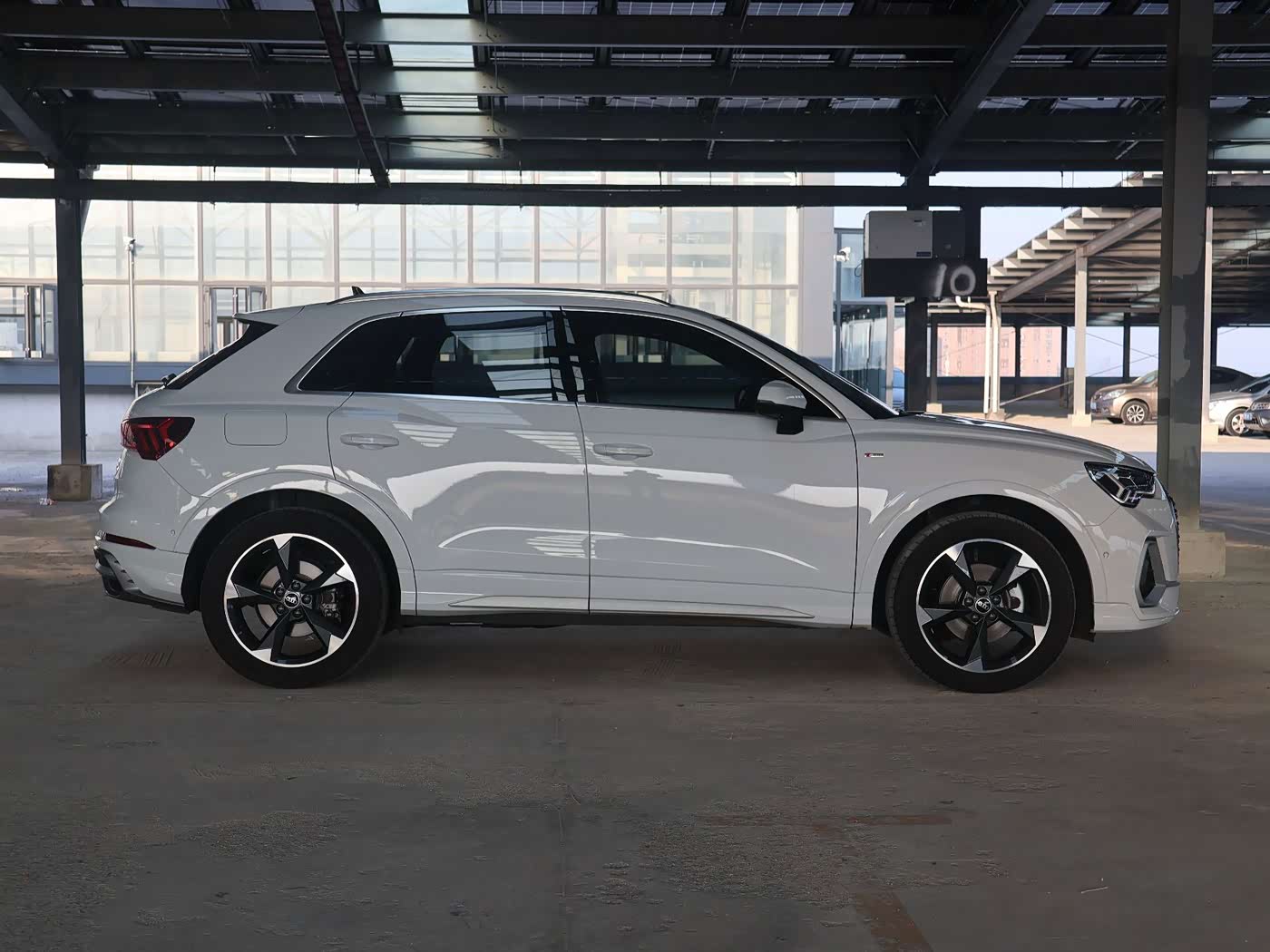 Audi Q3 1.4 л 2023 г. Белый, пробег 10000 км