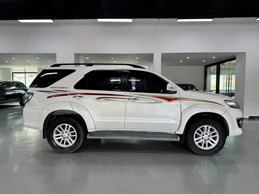 Toyota Fortuner — миниатюра 4