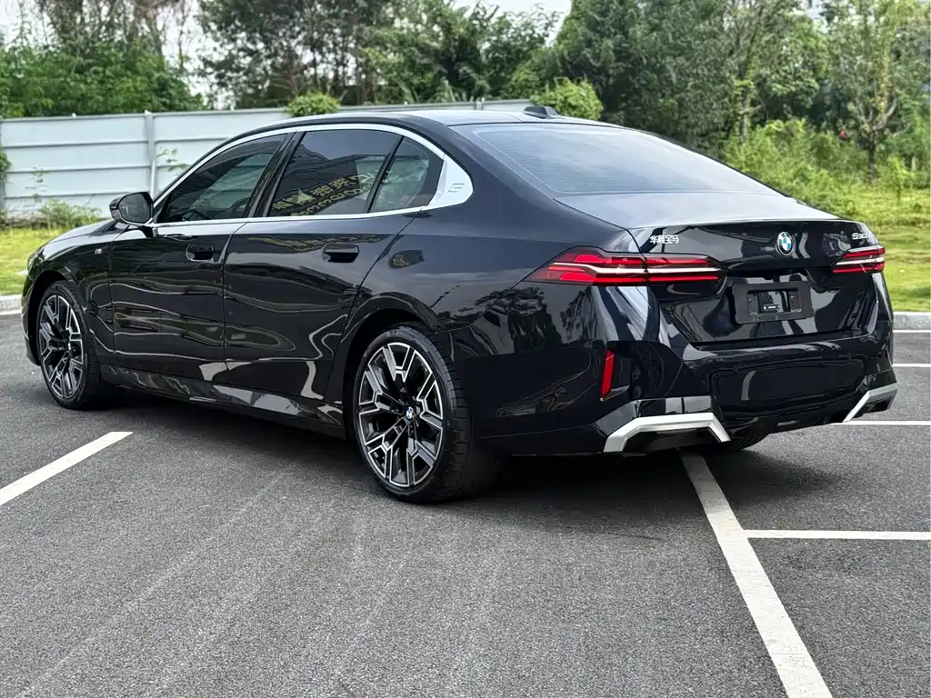 BMW 5 Series — миниатюра 7