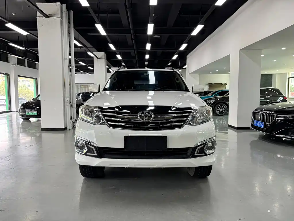 Toyota Fortuner — миниатюра 2