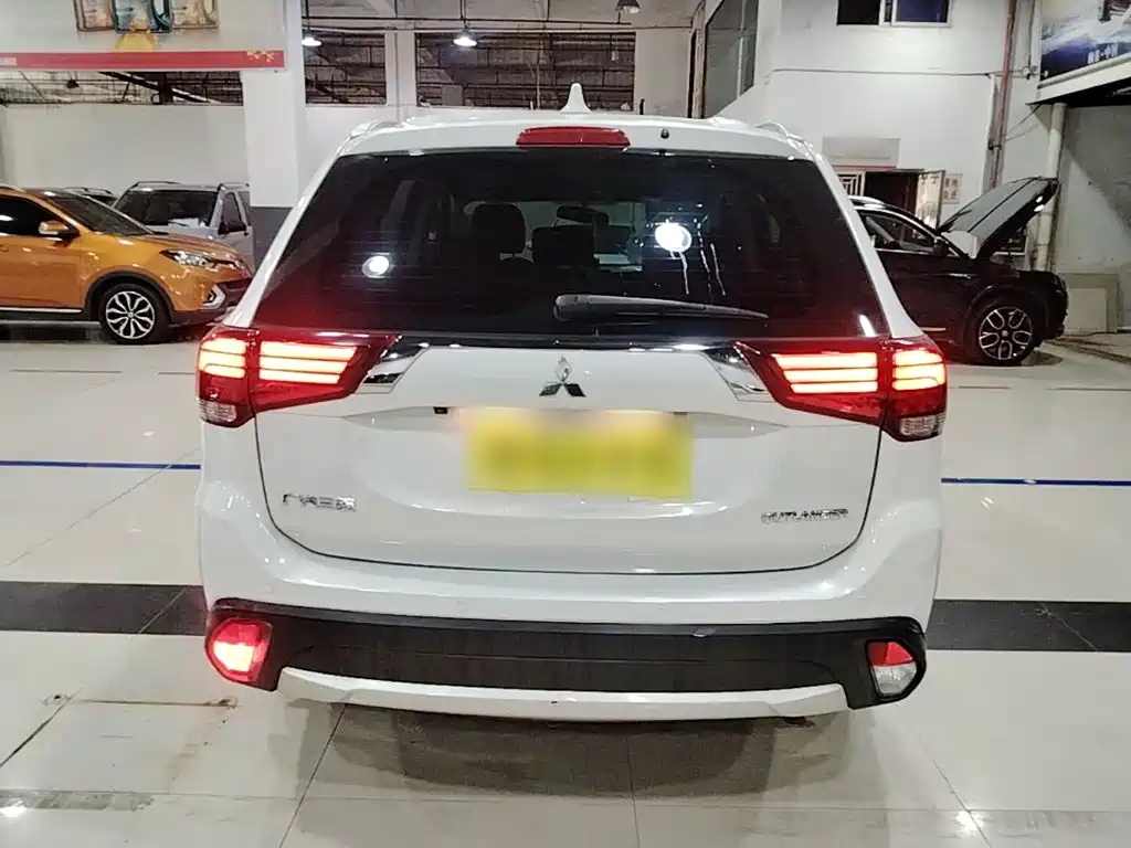 Mitsubishi Outlander — миниатюра 6
