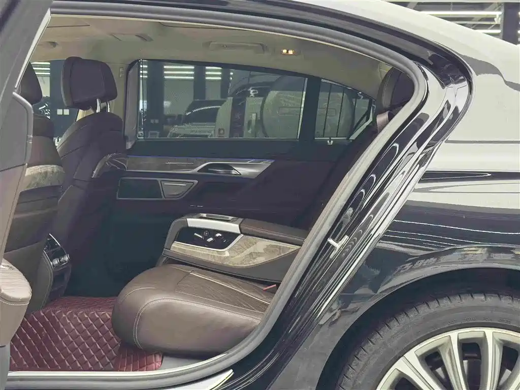 BMW 7 Series — миниатюра 6