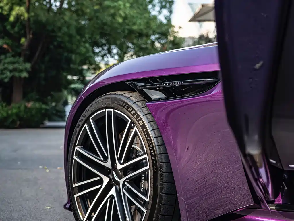 Aston Martin DB12 — миниатюра 5
