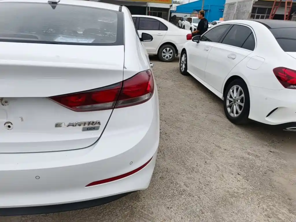 Hyundai Elantra — миниатюра 8