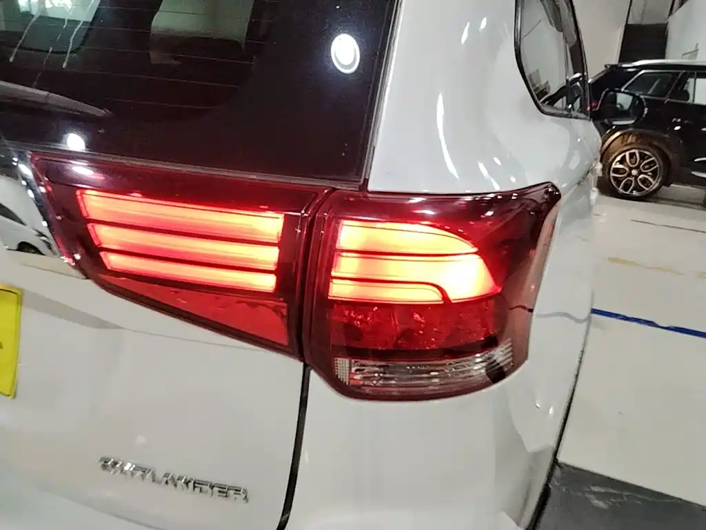 Mitsubishi Outlander — миниатюра 8