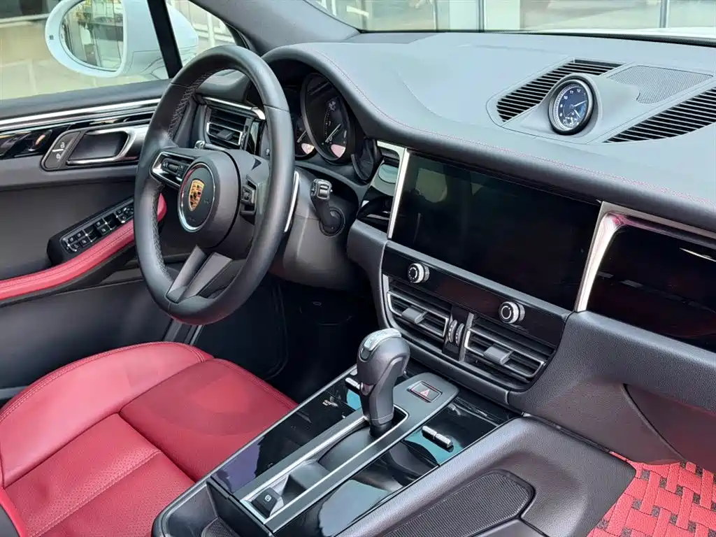 PORSCHE MACAN
