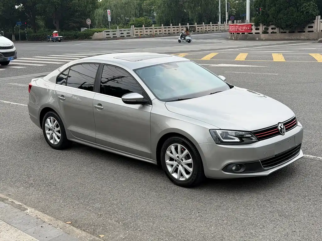 Volkswagen Sagitar 2012 1.6L MT Fashion