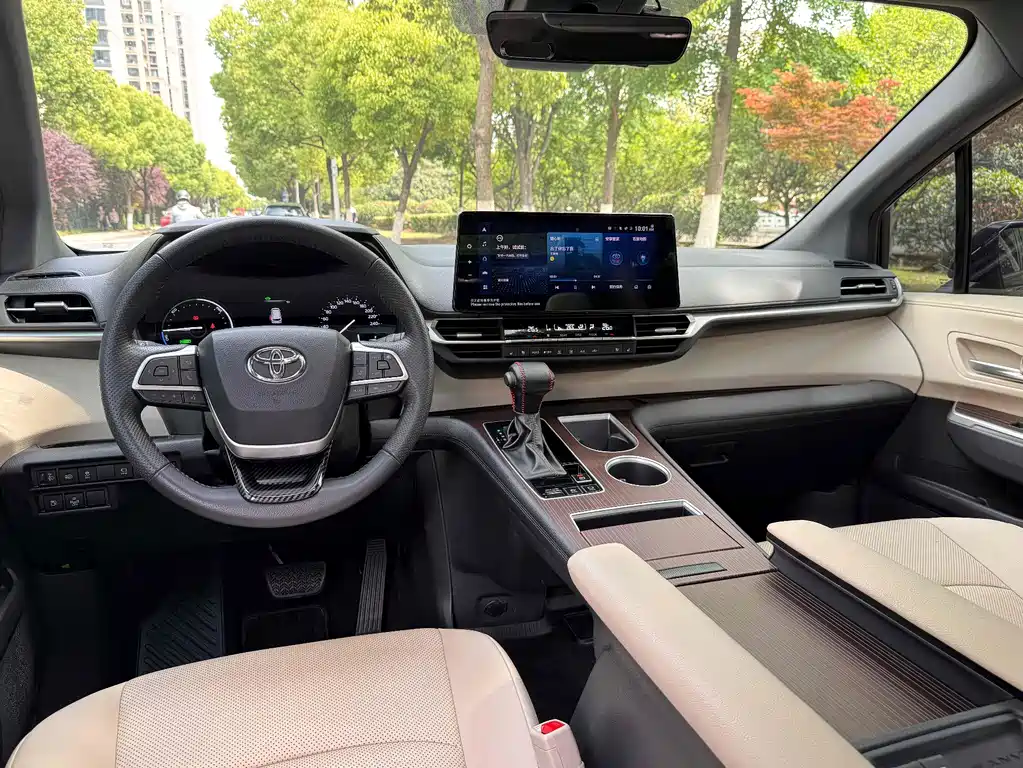 Toyota Granvia 2023 2.5L Luxury PLUS