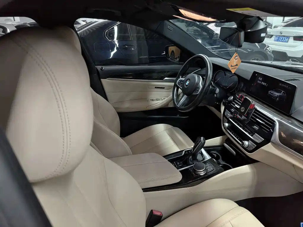 BMW 5 Series — миниатюра 8