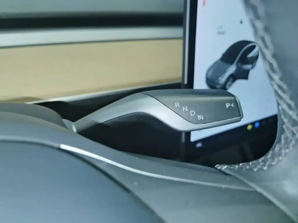 Tesla Model Y — миниатюра 14