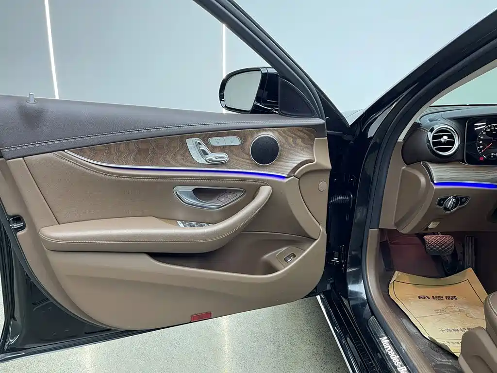Mercedes-Benz E-Class — миниатюра 9